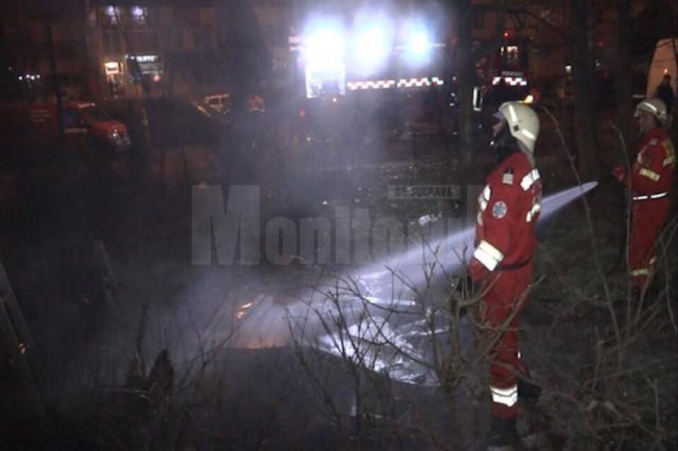 Incendiul a izbucnit, cel mai probabil, din cauza unui scurtcircuit produs la un cablu electric defect, cu improvizații