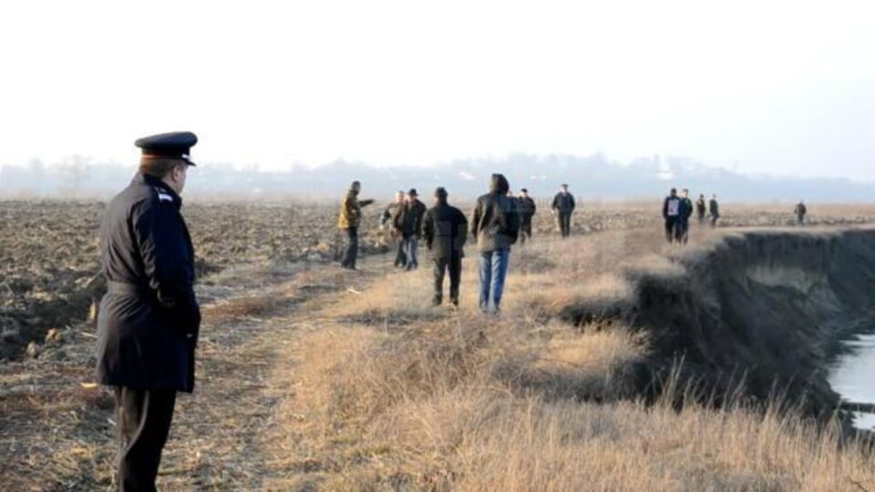 Autoritățile au deschis o anchetă pentru a-i identifica pe cei care au aruncat copitele de cai pe malul râului Siret