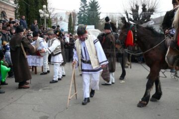 Fălticenenii au ieșit în stradă pentru a serba trecerea dintre ani
