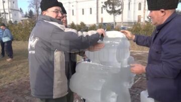 Obiceiul construirii crucilor de gheață, înainte de Bobotează, la Bosanci, este vechi de peste 140 de ani
