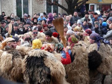 Fălticenenii au ieșit în stradă pentru a serba trecerea dintre ani