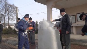 Obiceiul construirii crucilor de gheață, înainte de Bobotează, la Bosanci, este vechi de peste 140 de ani