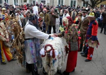 Fălticenenii au ieșit în stradă pentru a serba trecerea dintre ani