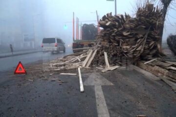Încărcătura s-a răsturnat pe carosabil și pe trotuar