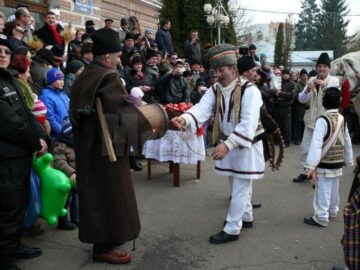 Fălticenenii au ieșit în stradă pentru a serba trecerea dintre ani