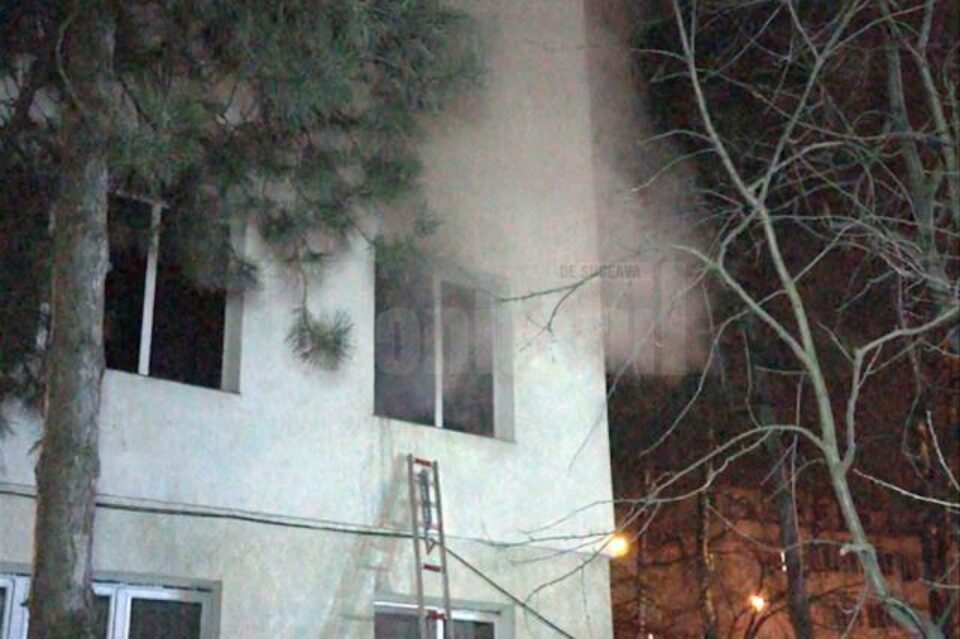 Incendiul a izbucnit, cel mai probabil, din cauza unui scurtcircuit produs la un cablu electric defect, cu improvizații