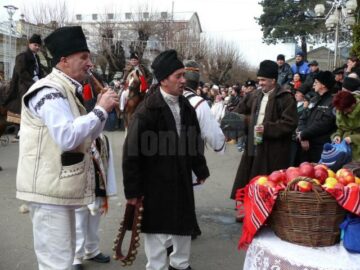 Fălticenenii au ieșit în stradă pentru a serba trecerea dintre ani