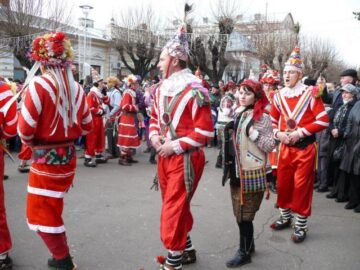 Fălticenenii au ieșit în stradă pentru a serba trecerea dintre ani