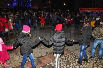 Fălticenenii au ieșit în stradă pentru a serba trecerea dintre ani