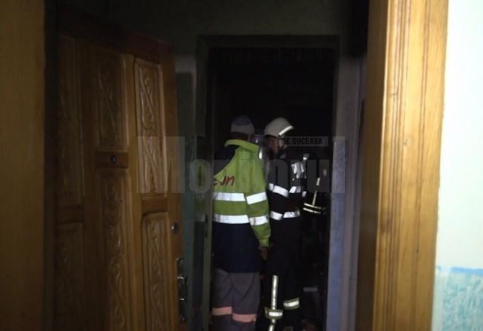 Incendiul a izbucnit, cel mai probabil, din cauza unui scurtcircuit produs la un cablu electric defect, cu improvizații