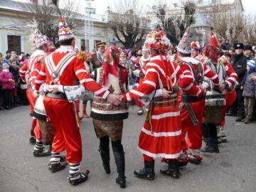 Fălticenenii au ieșit în stradă pentru a serba trecerea dintre ani