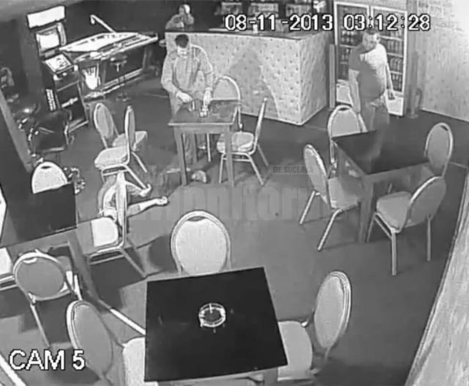 Bărbat bătut crunt într-un bar, cu un par, sub privirile nepăsătoare a trei martori