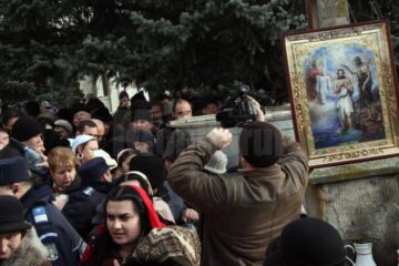 Slujba de Bobotează a adunat zeci de mii de credincioși la bisericile și mănăstirile din județ