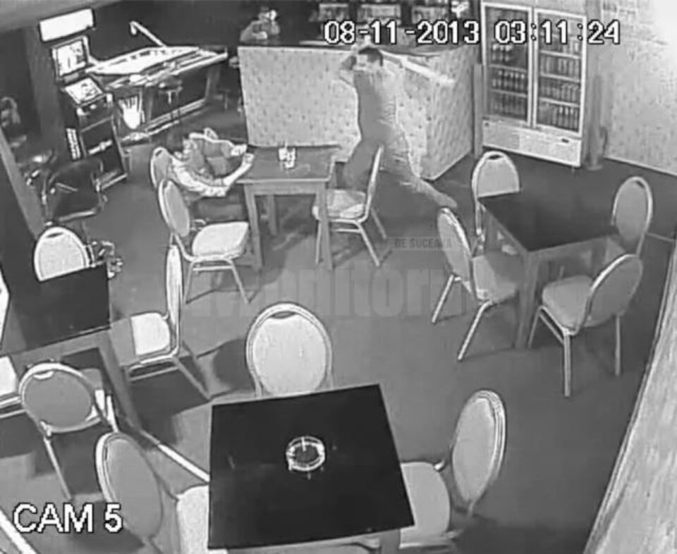 Bărbat bătut crunt într-un bar, cu un par, sub privirile nepăsătoare a trei martori