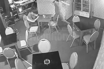 Bărbat bătut crunt într-un bar, cu un par, sub privirile nepăsătoare a trei martori