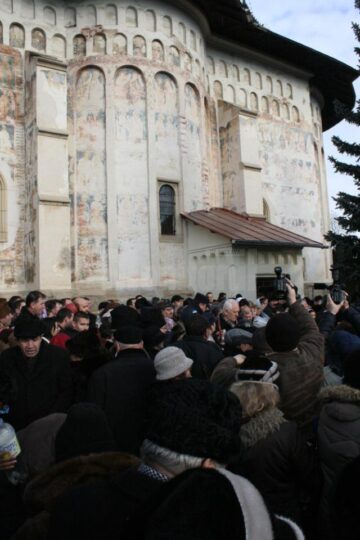 La Mănăstirea „Sf. Ioan cel Nou de la Suceava”, slujba a fost oficiată de un sobor de preoți în frunte cu ÎPS Pimen