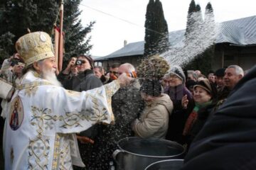 La Mănăstirea „Sf. Ioan cel Nou de la Suceava”, slujba a fost oficiată de un sobor de preoți în frunte cu ÎPS Pimen