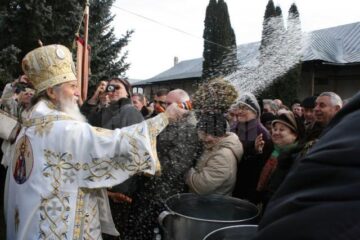 La Mănăstirea „Sf. Ioan cel Nou de la Suceava”, slujba a fost oficiată de un sobor de preoți în frunte cu ÎPS Pimen
