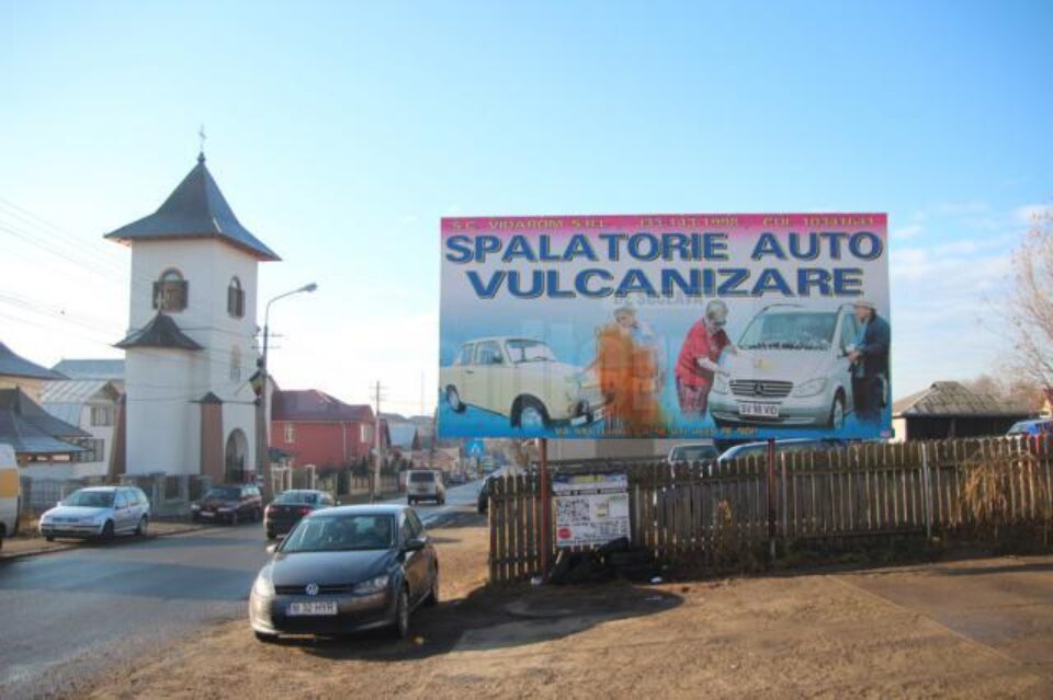 Panoul care face reclamă unei spălătorii auto din cartierul Burdujeni a fost mânjit cu vopsea