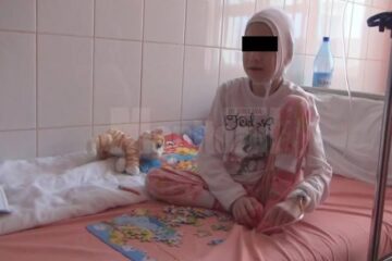 Adina Macoveiciuc, tânăra de 19 ani menținută de mamă cu forța la stadiul de bebeluș