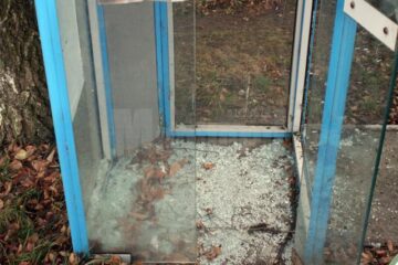 Telefoanele publice fixe, devalizate și lăsate de izbeliște de proprietarul Romtelecom