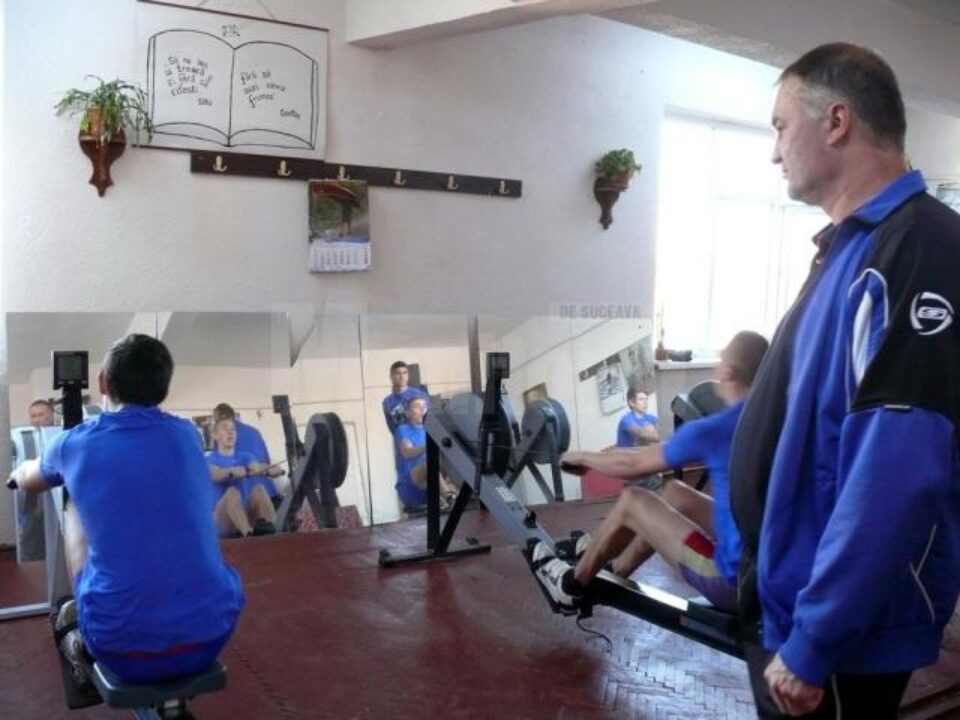 Antrenorul Vasile Avrămia își supraveghează atent elevii în timpul pregătirii la ergometru Antrenorul Vasile Avrămia își supraveghează atent elevii în timpul pregătirii la ergometru