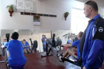 Antrenorul Vasile Avrămia își supraveghează atent elevii în timpul pregătirii la ergometru