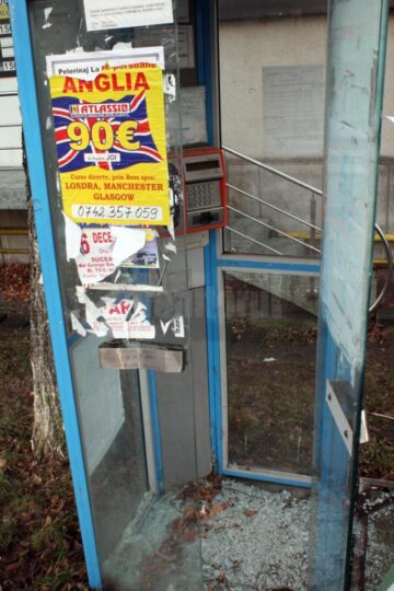 Telefoanele publice fixe, devalizate și lăsate de izbeliște de proprietarul Romtelecom