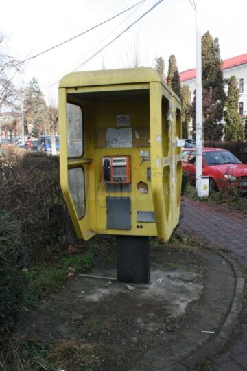 Telefoanele publice fixe, devalizate și lăsate de izbeliște de proprietarul Romtelecom