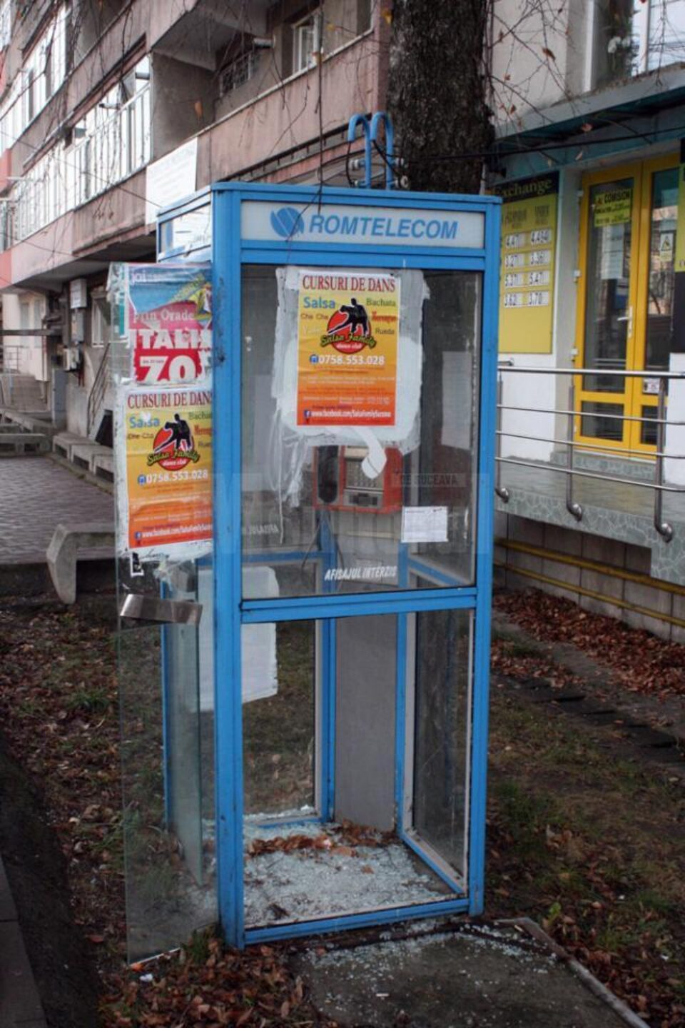 Telefoanele publice fixe, devalizate și lăsate de izbeliște de proprietarul Romtelecom Telefoanele publice fixe, devalizate și lăsate de izbeliște de proprietarul Romtelecom
