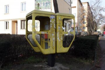 Telefoanele publice fixe, devalizate și lăsate de izbeliște de proprietarul Romtelecom