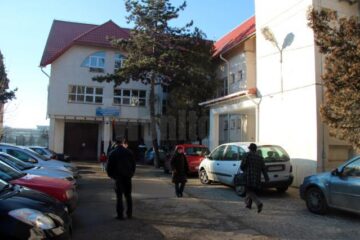 Oamenii formează cozi încă de la ora 5 dimineața, la sediul Casei de Asigurări, cu mult înainte de deschiderea ghișeelor
