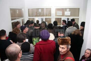 Câte 500 de persoane s-au îngrămădit zilnic în fața ghișeelor de la CAS