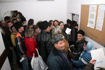 Câte 500 de persoane s-au îngrămădit zilnic în fața ghișeelor de la CAS