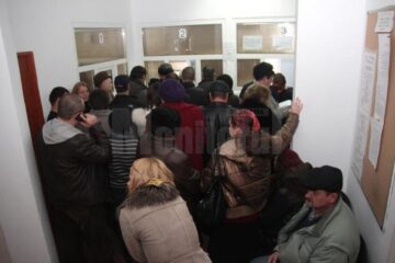 Câte 500 de persoane s-au îngrămădit zilnic în fața ghișeelor de la CAS