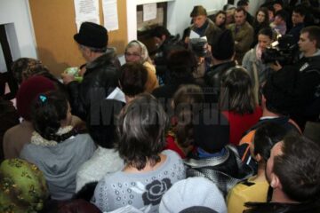 Câte 500 de persoane s-au îngrămădit zilnic în fața ghișeelor de la CAS