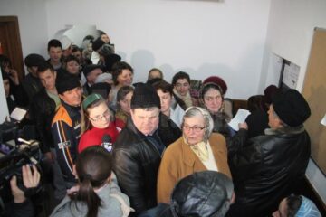 Câte 500 de persoane s-au îngrămădit zilnic în fața ghișeelor de la CAS