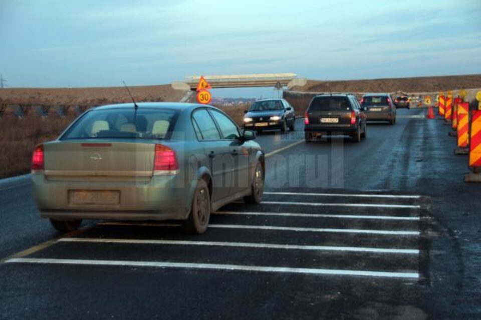 Benzile rezonatoare amplasate de ieri la intrarea dinspre Gura Humorului, locul în care s-au petrecut cele doua accidente soldate cu patru morți