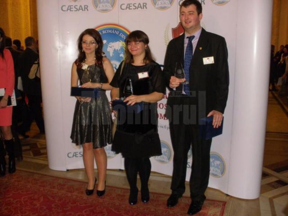 Andra Buta (în mijloc), alături de alți câștigători ai Galei pentru Excelență Academică în Străinătate Andra Buta (în mijloc), alături de alți câștigători ai Galei pentru Excelență Academică în Străinătate