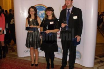 Andra Buta (în mijloc), alături de alți câștigători ai Galei pentru Excelență Academică în Străinătate