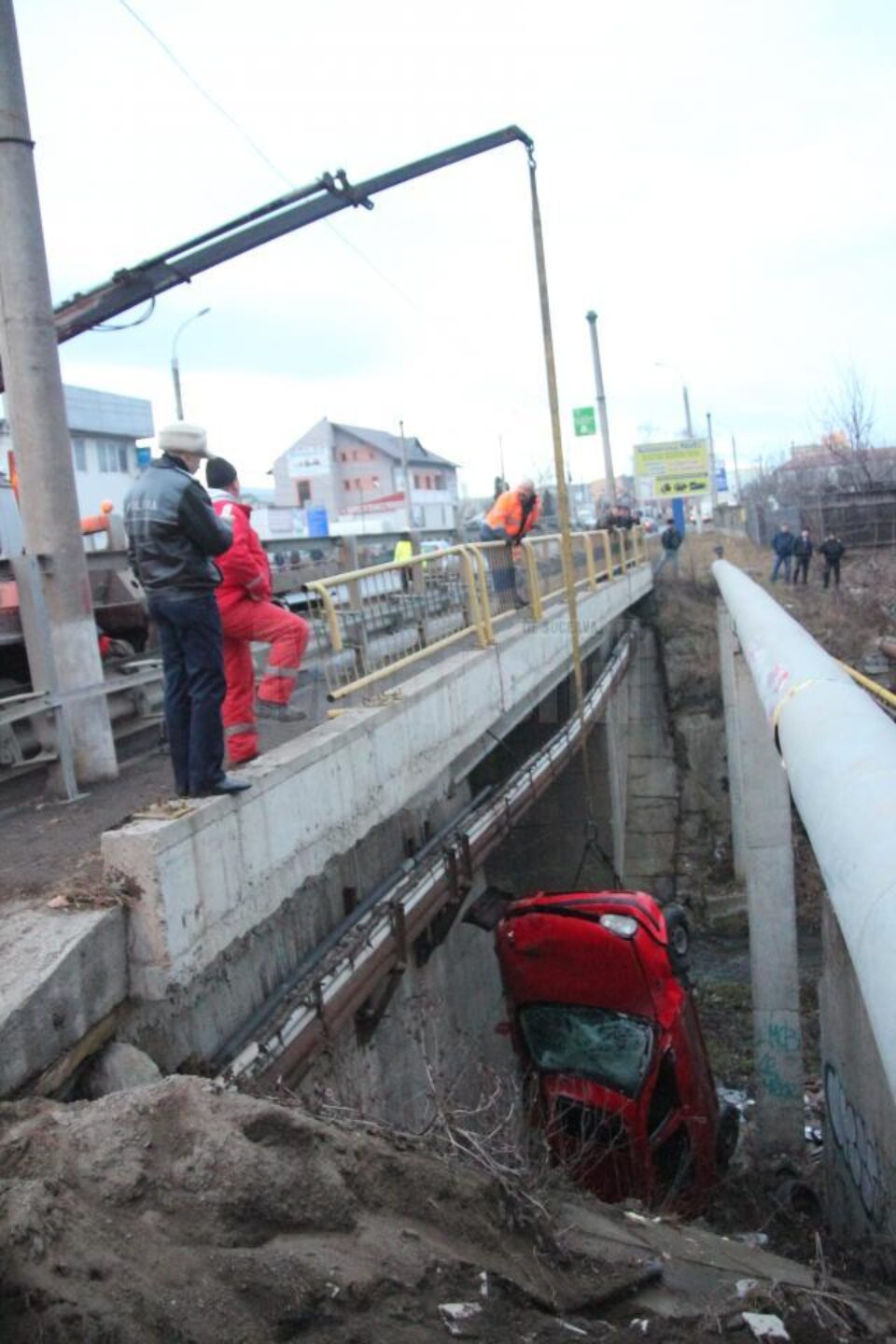 O mașină cu trei pasageri a plonjat de pe podul de la ieșirea din Suceava spre Șcheia