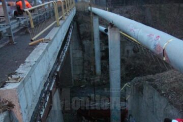 O mașină cu trei pasageri a plonjat de pe podul de la ieșirea din Suceava spre Șcheia