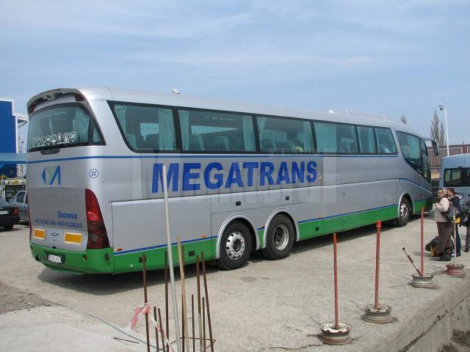 Autocarul aparține firmei Megatrans din Suceava