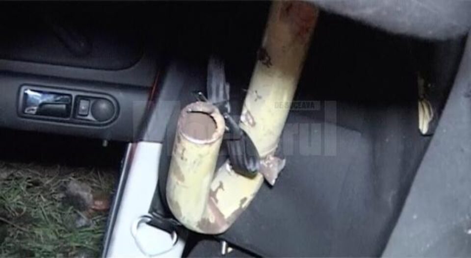 Gardul de protecție al podului a străpuns autoturismul