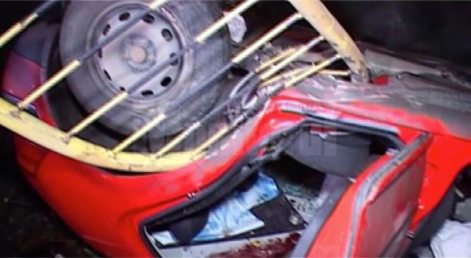 Gardul de protecție al podului a străpuns autoturismul