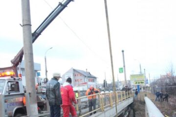 Autoturismul a lovit violent parapetul podului și s-a răsturnat pe cupolă în albia pârâului
