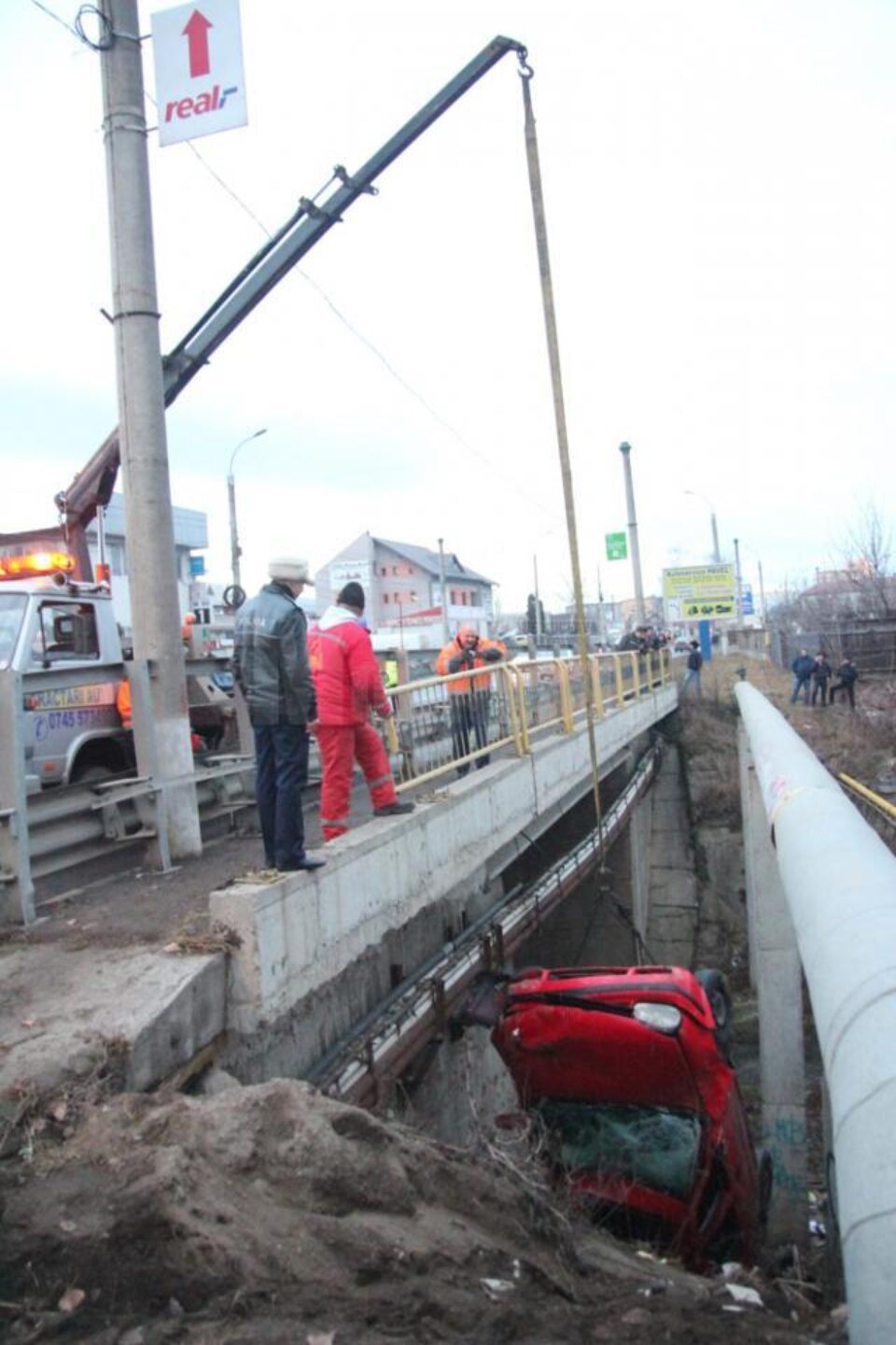 Autoturismul a lovit violent parapetul podului și s-a răsturnat pe cupolă în albia pârâului Autoturismul a lovit violent parapetul podului și s-a răsturnat pe cupolă în albia pârâului