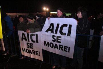 Oamenii s-au adunat în pararea Real