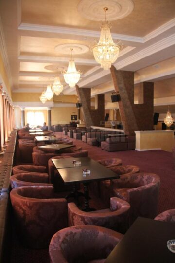“Padrino Lounge”, transformarea uluitoare a foaierului mare al Casei de Cultură