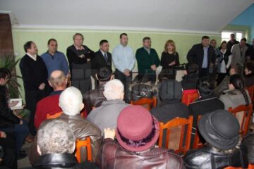 Președintele Organizației Municipale Suceava a PDL, deputatul Ioan Balan, deputata Sanda-Maria Ardeleanu și majoritatea aleșilor democrat-liberali din Consiliul Local Suceava